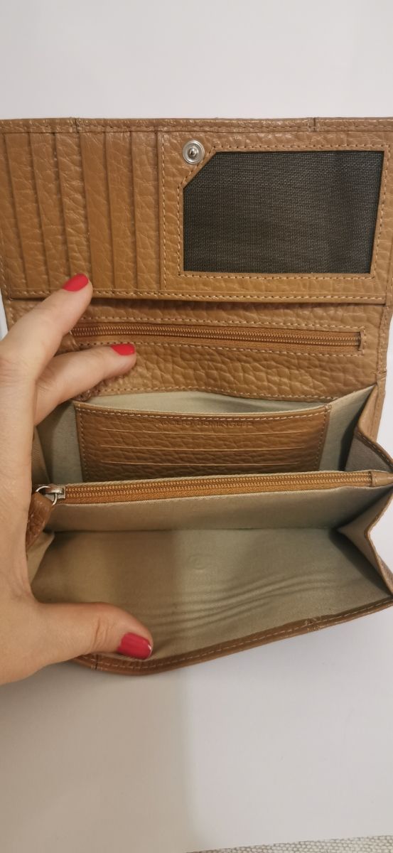 Cartera chica de Adolfo Domínguez.