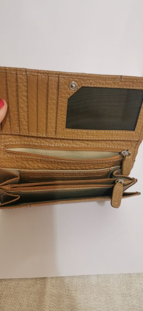 Cartera chica de Adolfo Domínguez.