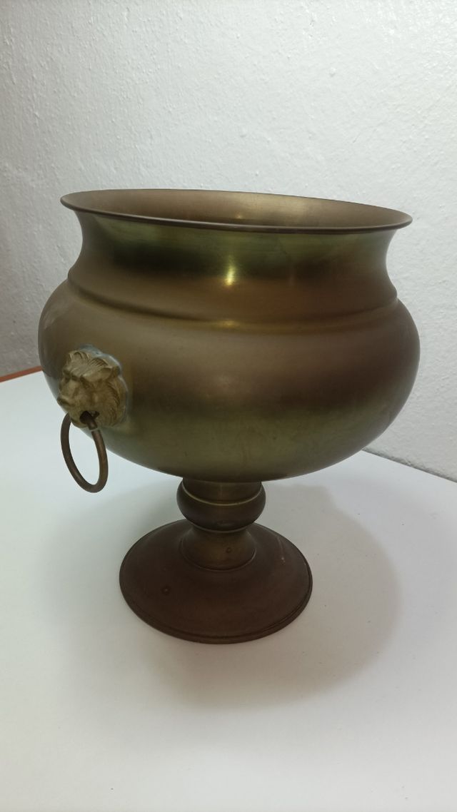 MACETERO O FLORERO DE BRONCE ANTIGUO