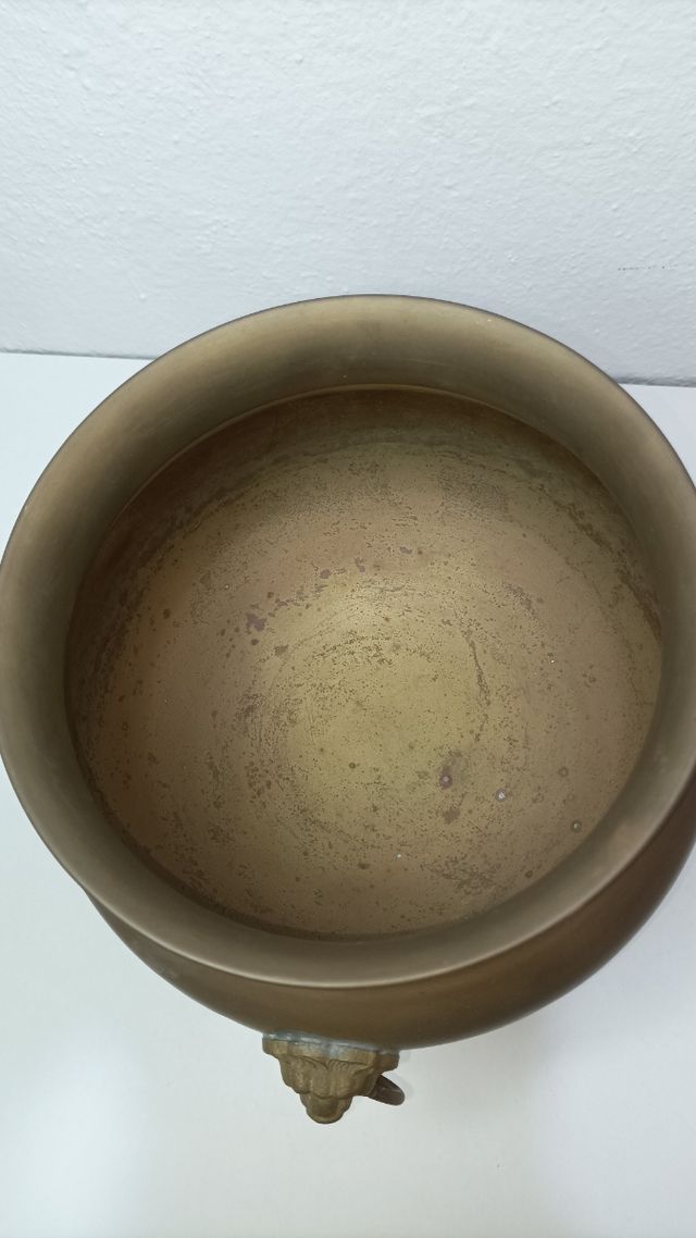 MACETERO O FLORERO DE BRONCE ANTIGUO