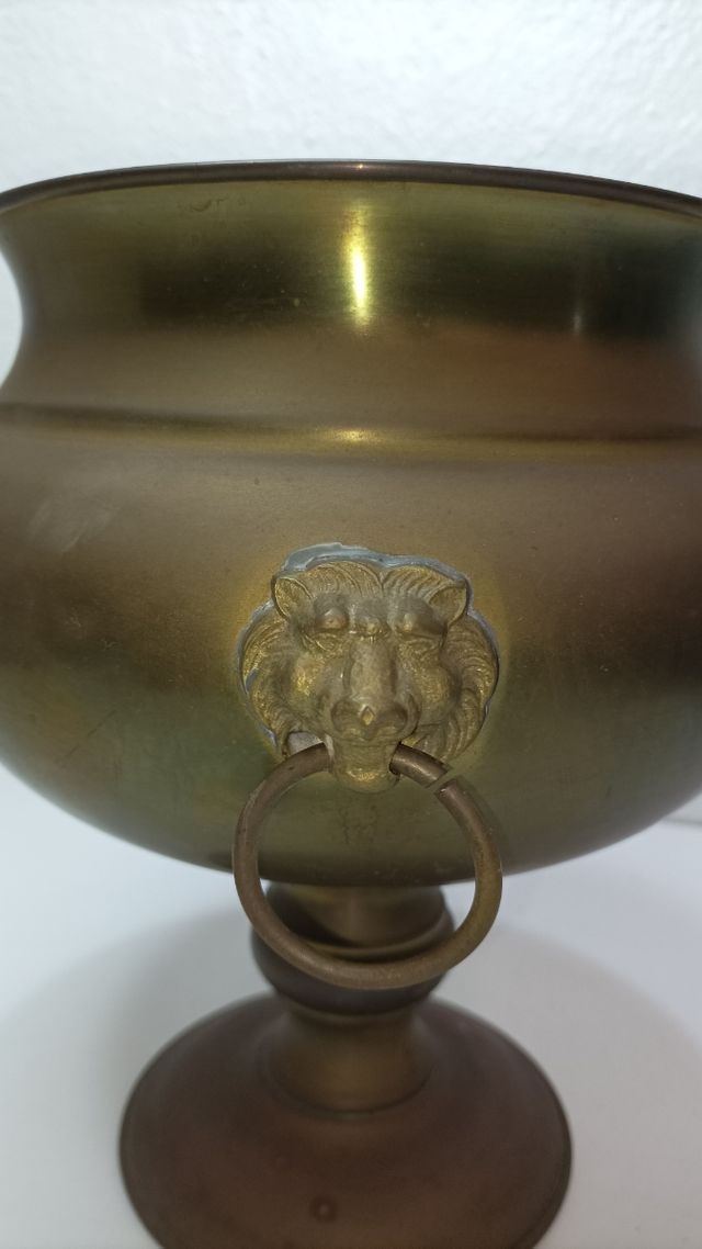 MACETERO O FLORERO DE BRONCE ANTIGUO