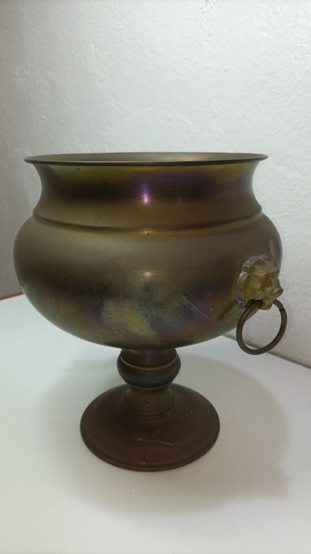 MACETERO O FLORERO DE BRONCE ANTIGUO