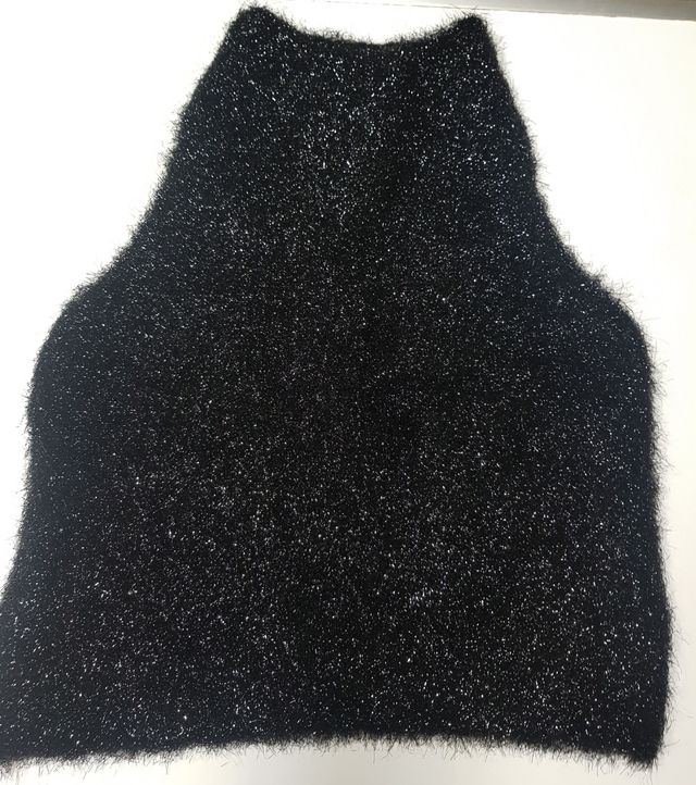 Smanicato nero in lana Lurex, con collo a lupetto.