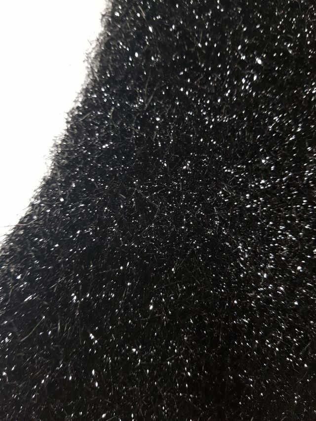 Smanicato nero in lana Lurex, con collo a lupetto.