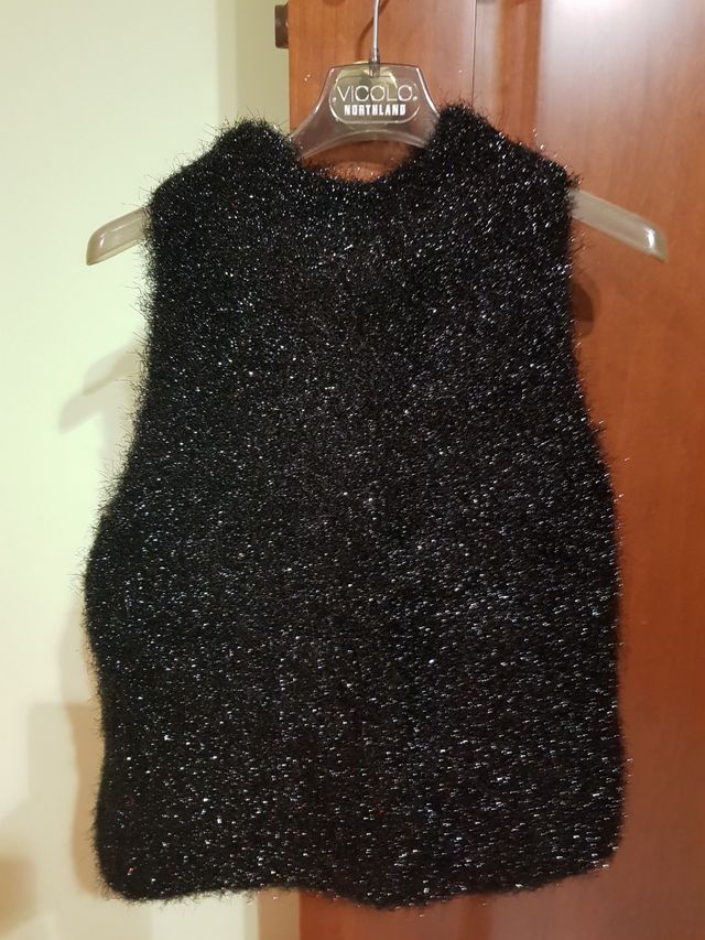 Smanicato nero in lana Lurex, con collo a lupetto.