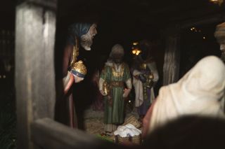 Reyes magos adorando de 26 cm