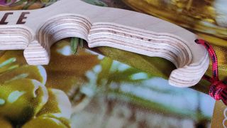 Utensili per ghiaccio secco. Piccozza da ghiaccio per arrampicarsi su una parete da arrampicata.