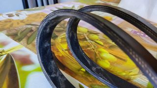 Utensili per ghiaccio secco. Piccozza da ghiaccio per arrampicarsi su una parete da arrampicata.