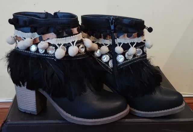 Botines mujer con plumas