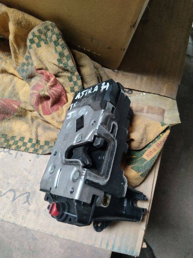 cerradura trasera izda opel astra h.