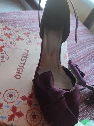 sandalias de fiesta con adorno de lazo.