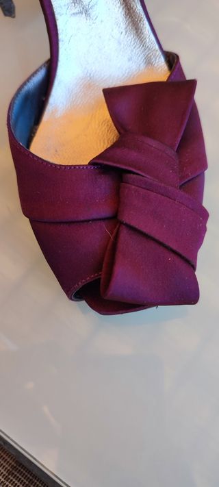 sandalias de fiesta con adorno de lazo.