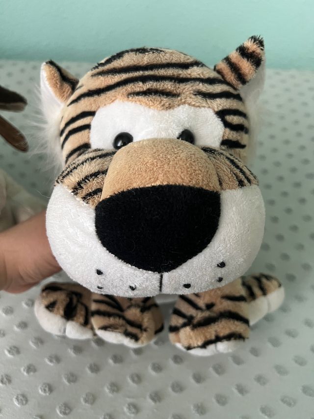 Peluches nuevos vaca y tigre