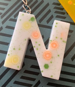 Llavero personalizado letra inicial resina