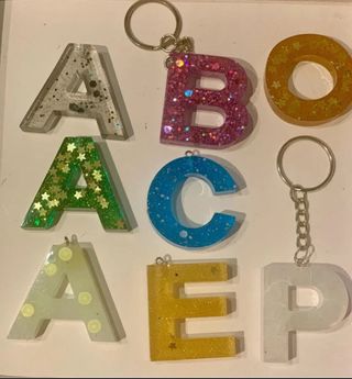 Llavero personalizado letra inicial resina