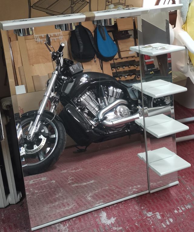 Espejo con estantería aledaña