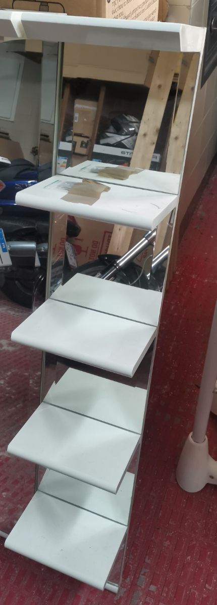 Espejo con estantería aledaña