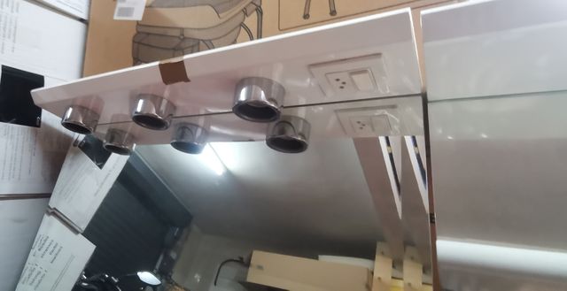 Espejo con estantería aledaña