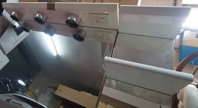 Espejo con estantería aledaña