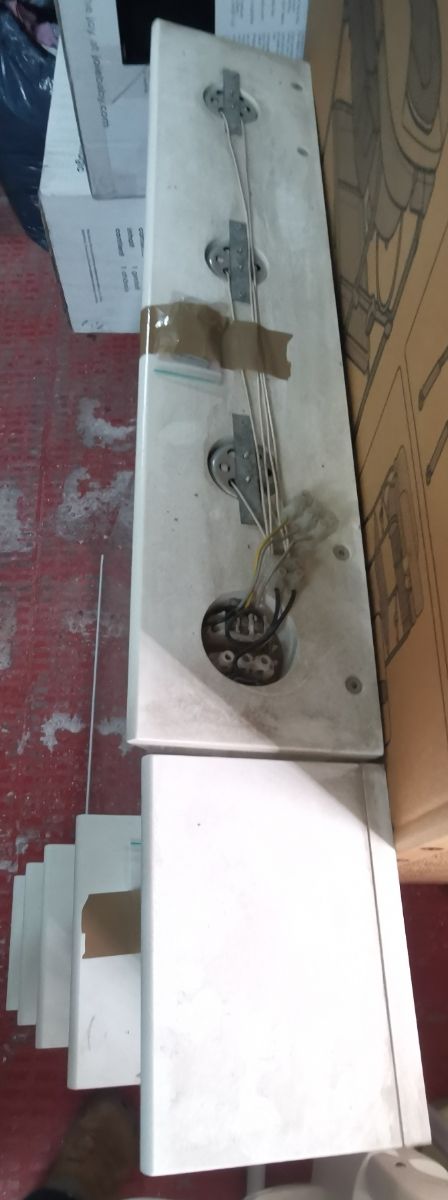 Espejo con estantería aledaña