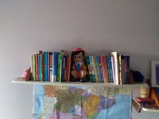 2 estanterías madera maciza lacada