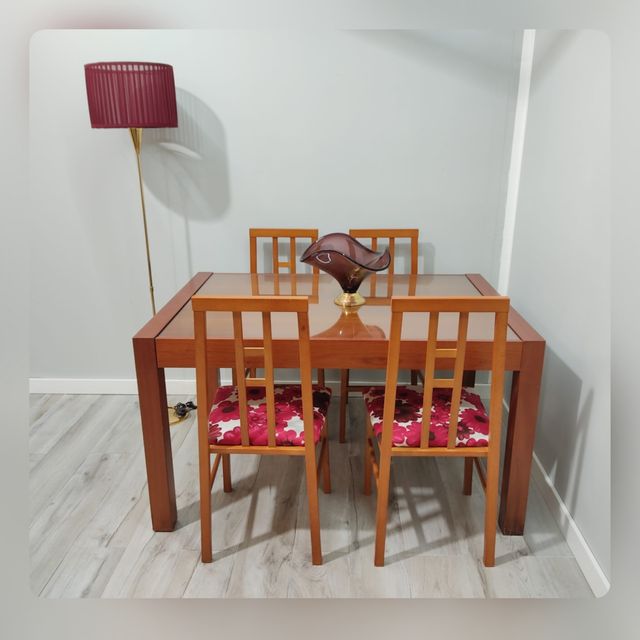 Mesa extensible más cuatro sillas (Outlet)
