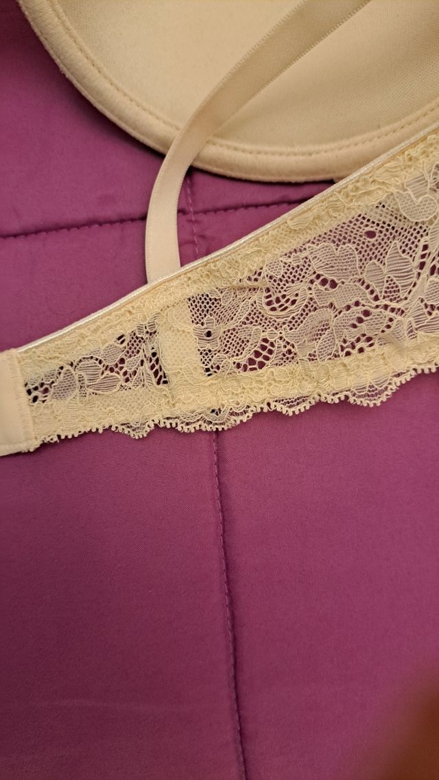 Sujetador con aros y copa reforzada