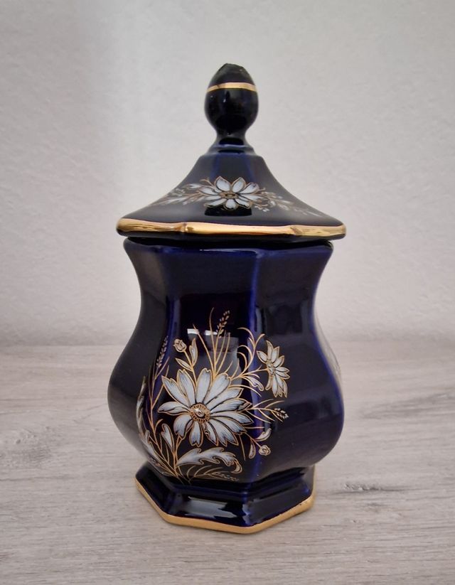 Bombonera de porcelana francesa pintada a mano