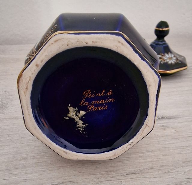 Bombonera de porcelana francesa pintada a mano