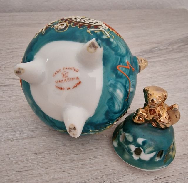 Cofre de porcelana japonesa pintada a mano