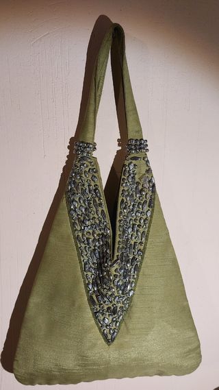 bolso verde con abalorios
