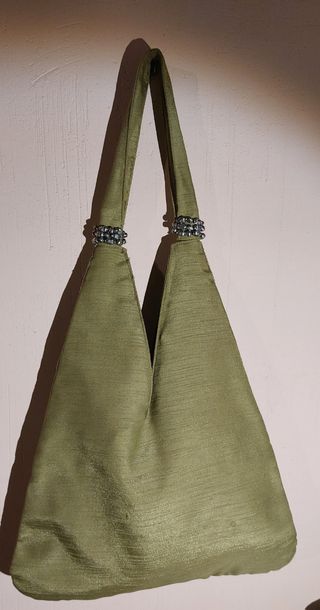 bolso verde con abalorios