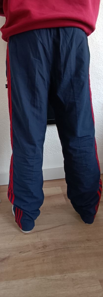 Pantalón Adidas azul marino con rayas rojas