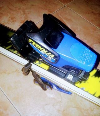 Esquíes Tryrolia, MegaStrike con bolsa y bastones.