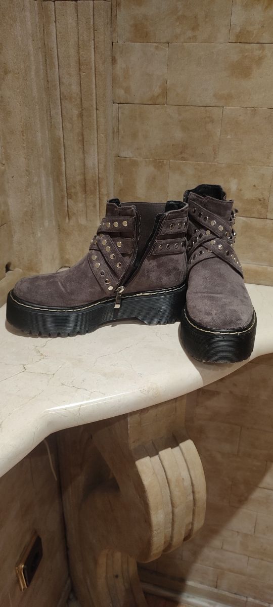 Botas bajas en color gris