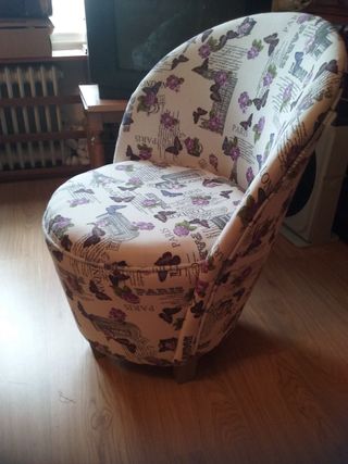Butaca decorada con tela estampada muy alegre y de