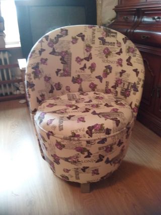 Butaca decorada con tela estampada muy alegre y de