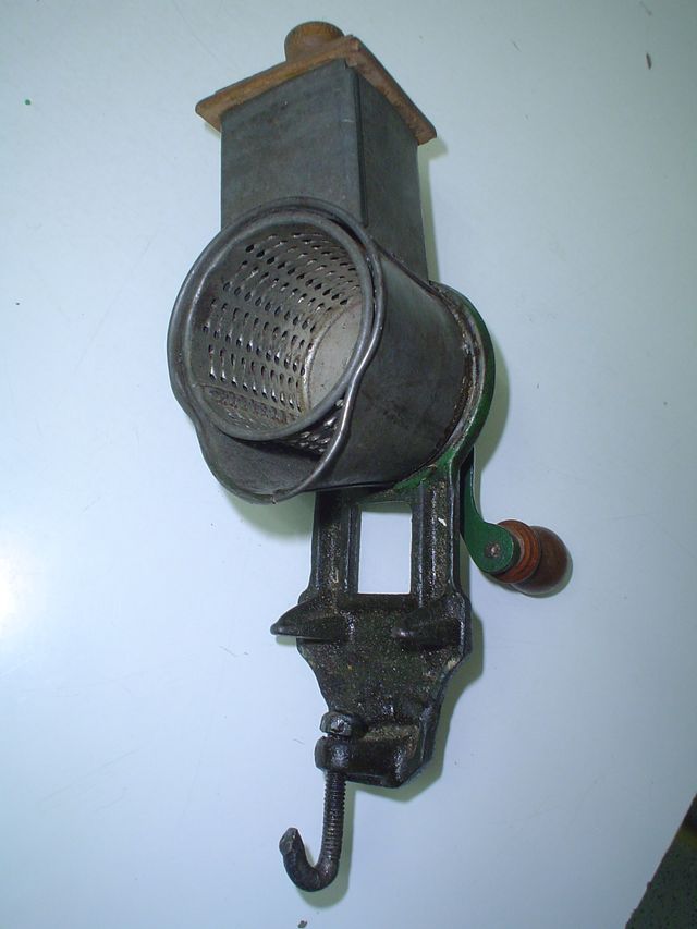 Molinillo antiguo de mesa para granos, pan, frutos