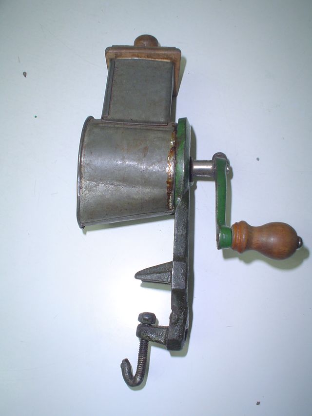 Molinillo antiguo de mesa para granos, pan, frutos