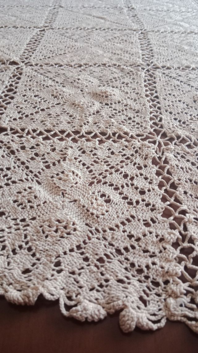 copritavola ricamato ad uncinetto