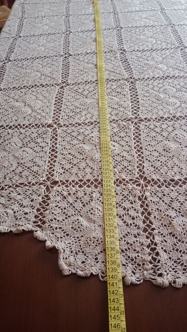 copritavola ricamato ad uncinetto