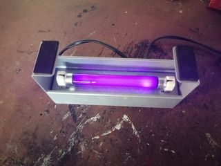 Luz ultravioleta detector billetes falsos  