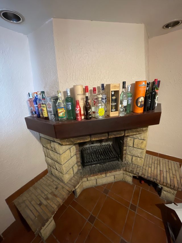 Chimenea de madera y piedra.