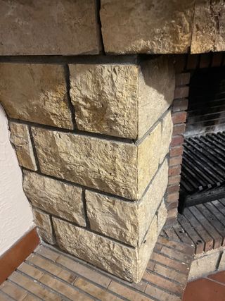 Chimenea de madera y piedra.