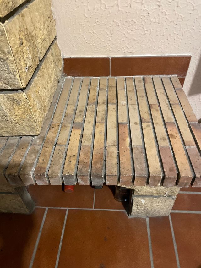 Chimenea de madera y piedra.