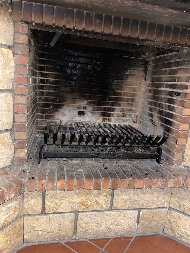 Chimenea de madera y piedra.