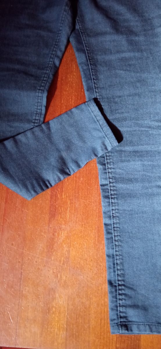 Pantalón azul marino.