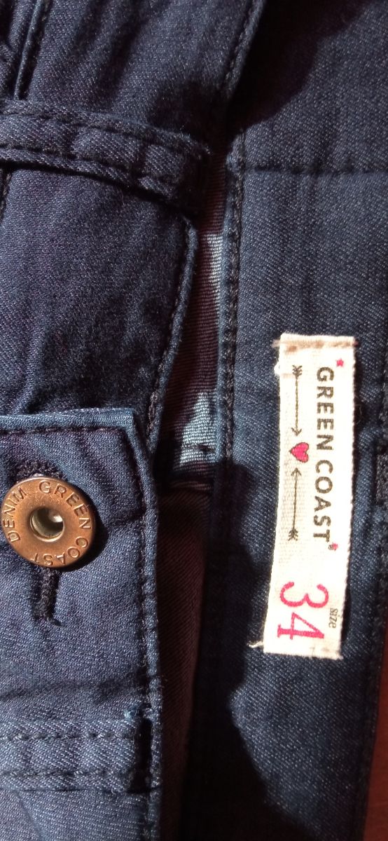 Pantalón azul marino.