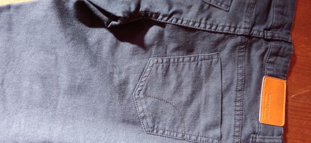 Pantalón azul marino.