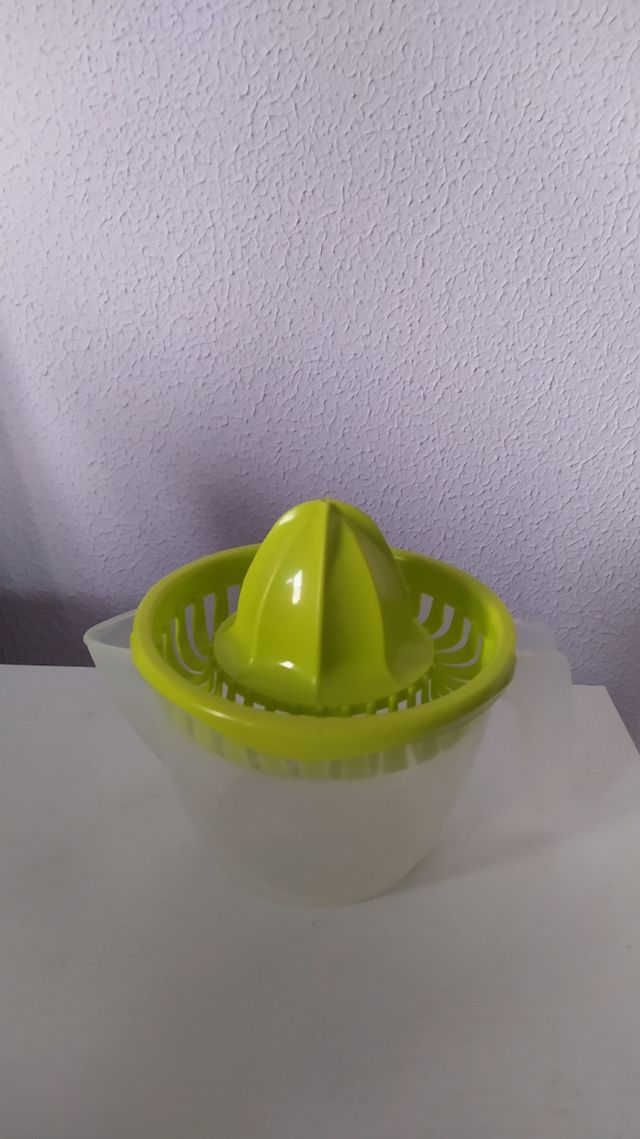 Exprimidor manual + portautensilios